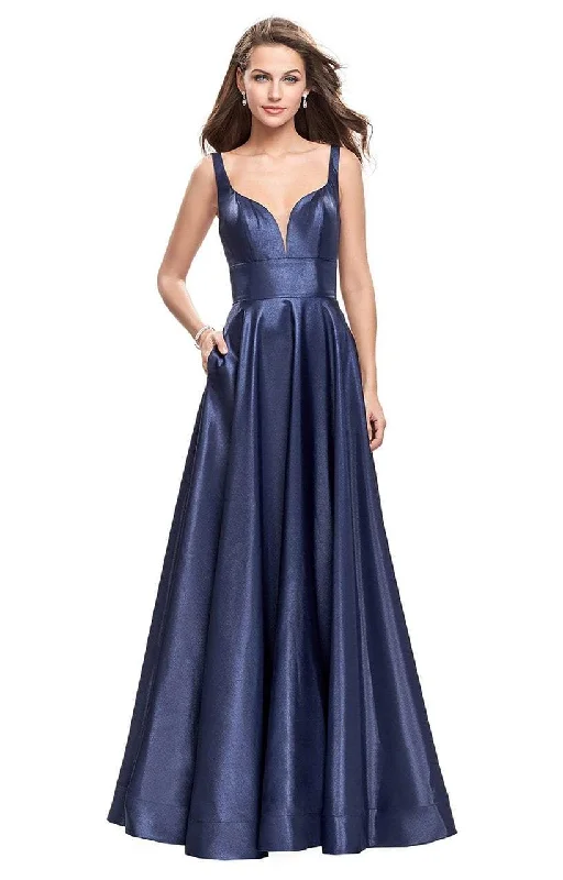 Women's Office Outfit La Femme - Fitted Plunging Sweetheart Mikado A-line Gown 26015 - 1 pc Navy In Size 10 Available