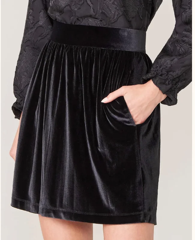 Women's Casual Apparel For Weekends Gianna Stretch Velvet Skirt In Black